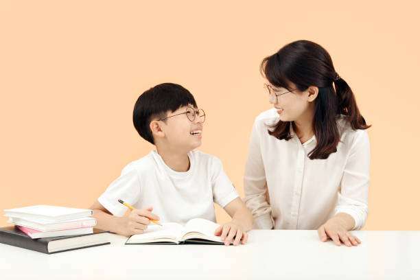 교사와 학생이 함께 책을 보며 대화하는 모습